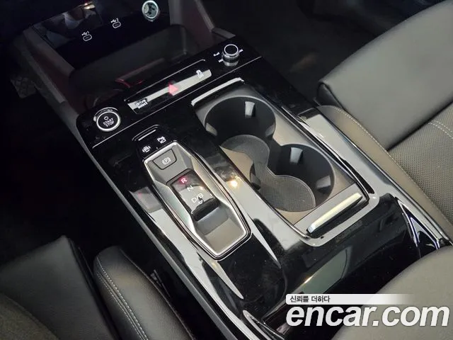 Audi Q6 e-tron — Фото автомобиля 6