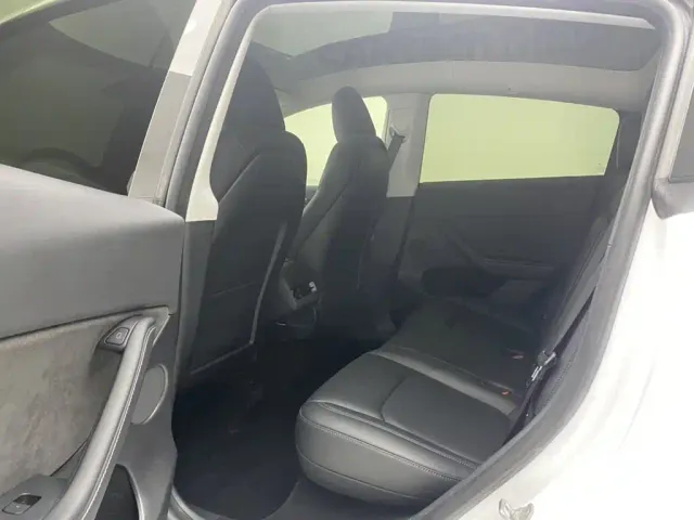 Tesla Model Y — Фото автомобиля 19