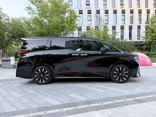 Toyota Alphard — Фото автомобиля 12