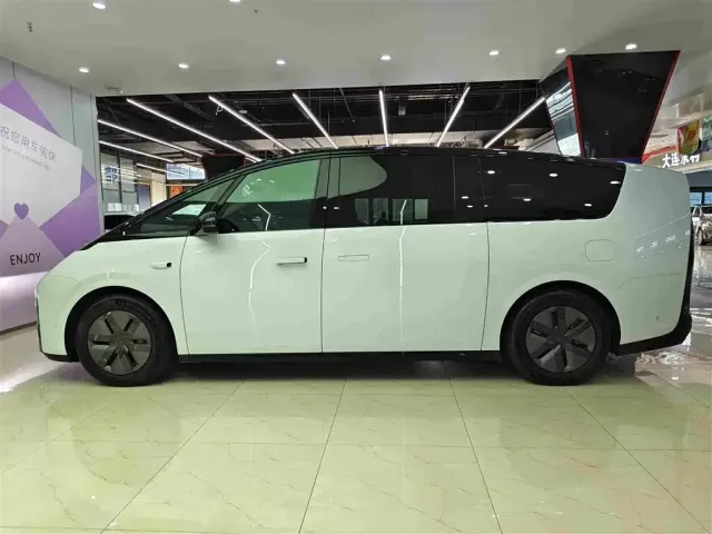 Li Auto MEGA — Фото автомобиля 7