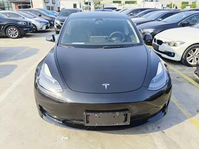Tesla Model 3 — Фото автомобиля 2