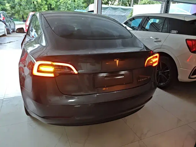 Tesla Model 3 — Фото автомобиля 5