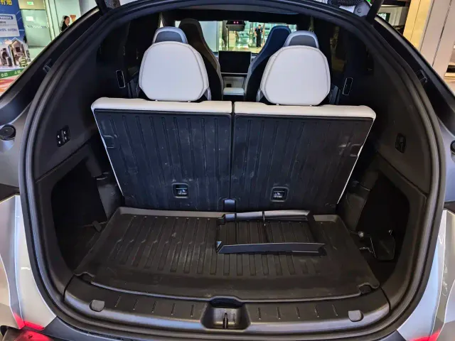 Tesla Model Y L — Фото автомобиля 13