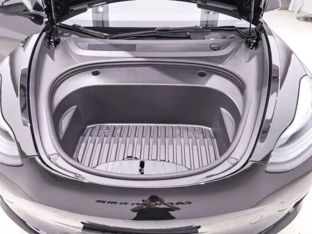 Tesla Model 3 — Фото автомобиля 21