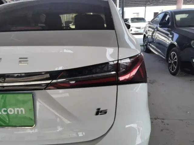 Roewe i5 — Фото автомобиля 7