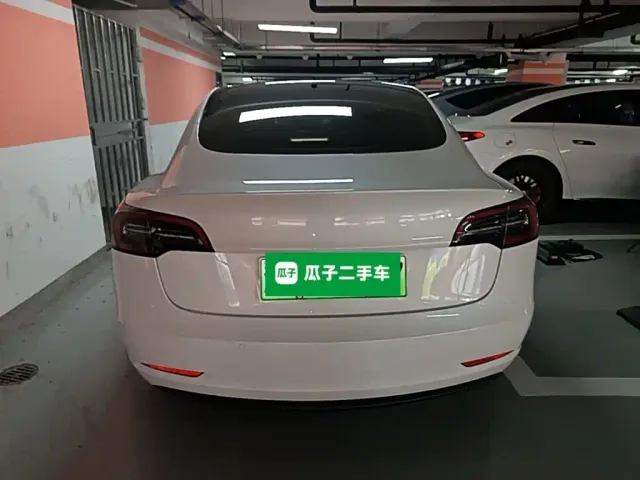 Tesla Model 3 — Фото автомобиля 5