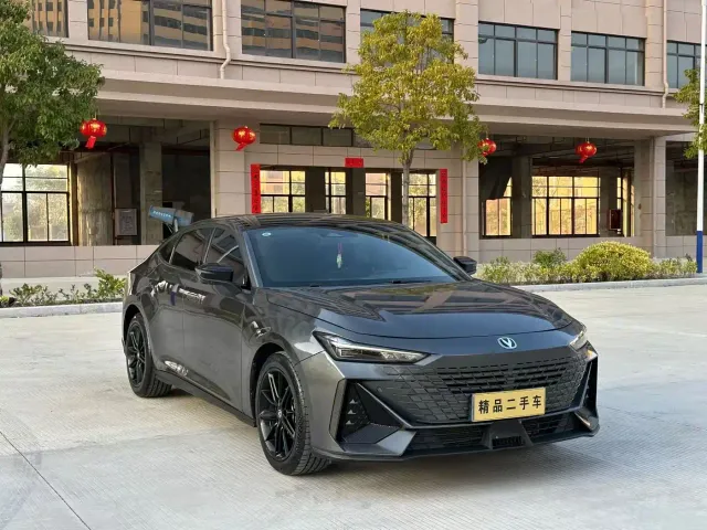 Changan Changan UNI-V 2024 1.5T Deluxe — Фото автомобиля 3