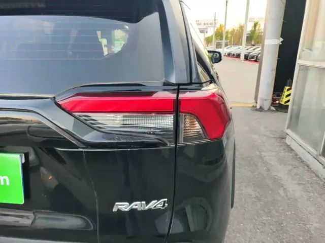Toyota RAV4 — Фото автомобиля 23