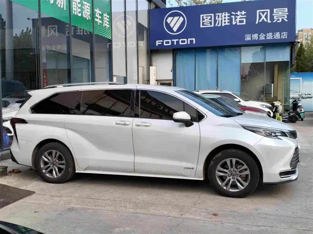 Toyota Sienna — Фото автомобиля 3