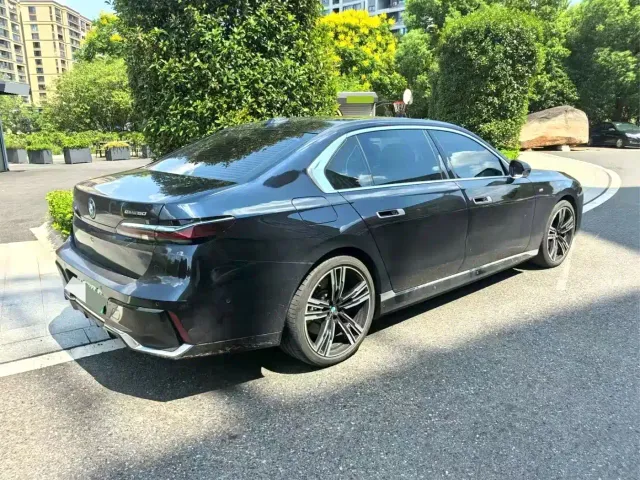 BMW i7 — Фото автомобиля 6