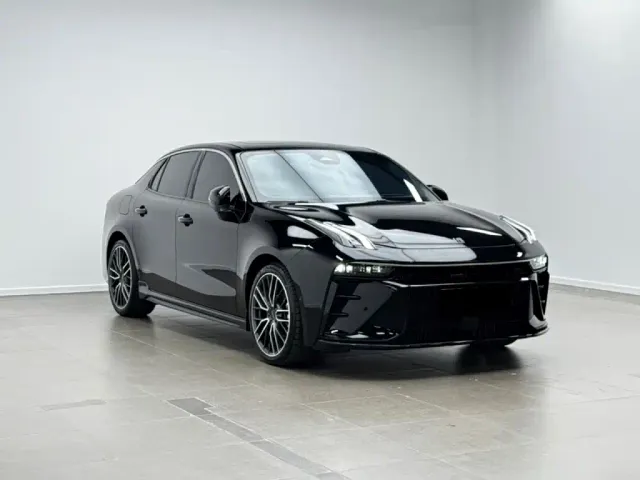 Lynk & Co 03 — Фото автомобиля 3