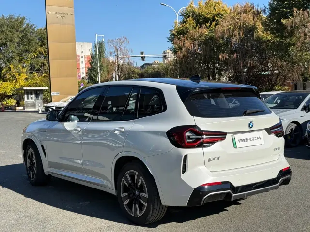 BMW iX3 — Фото автомобиля 6