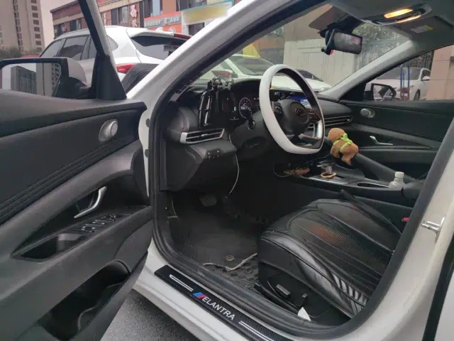 Hyundai Elantra — Фото автомобиля 12