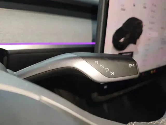 Tesla Model Y — Фото автомобиля 13