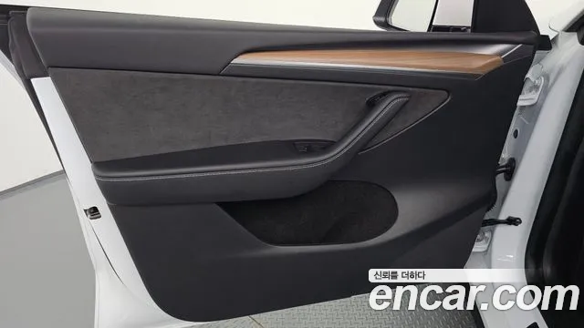 Tesla Model Y — Фото автомобиля 23