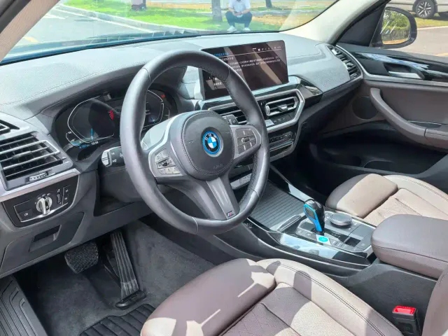 BMW iX3 — Фото автомобиля 9
