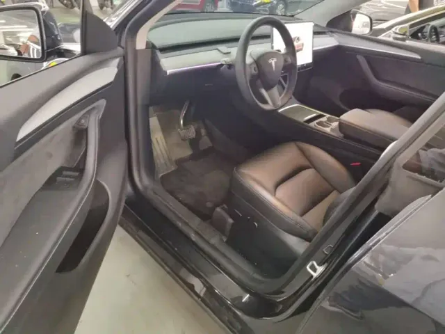 Tesla Model Y — Фото автомобиля 15