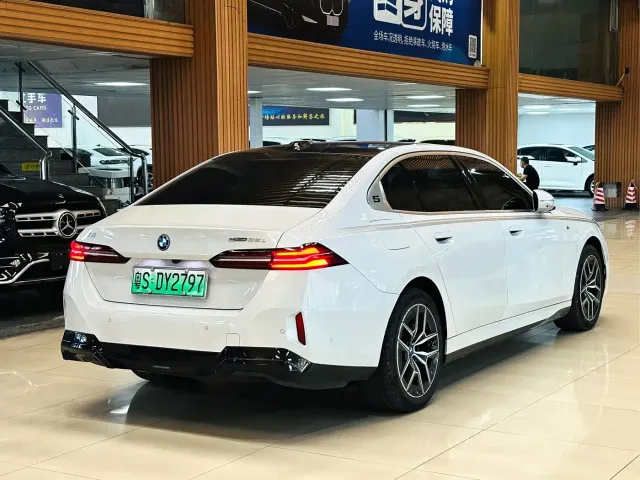 BMW i5 — Фото автомобиля 4