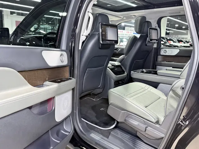 Lincoln Navigator — Фото автомобиля 10
