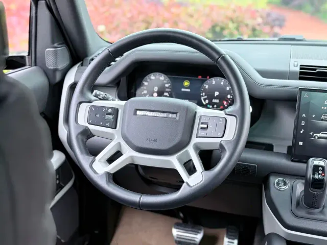 Land Rover Defender — Фото автомобиля 16