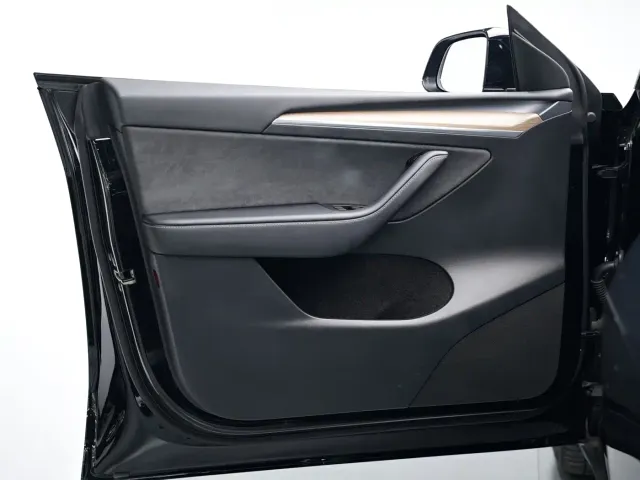 Tesla Model Y — Фото автомобиля 11