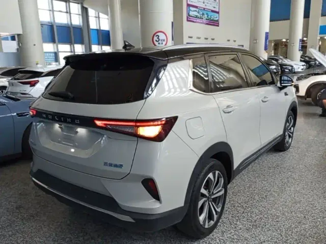 Wuling Asta — Фото автомобиля 6