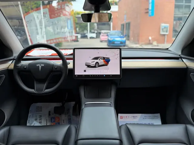 Tesla Model Y — Фото автомобиля 12