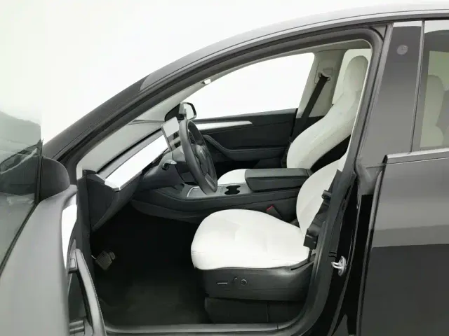 Tesla Model Y — Фото автомобиля 10