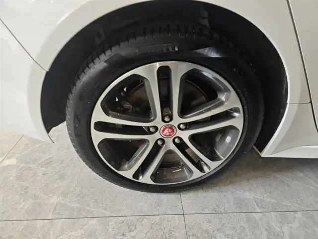 Jaguar XEL — Фото автомобиля 25