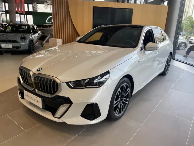 Фотография автомобиля — BMW 5 Series
