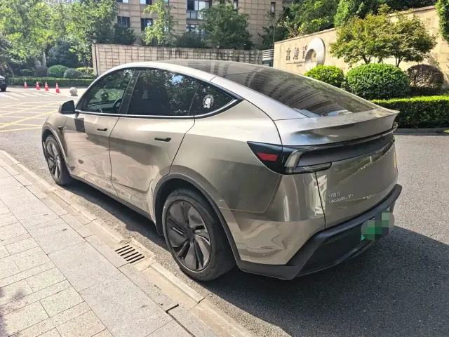 Tesla Model Y — Фото автомобиля 7