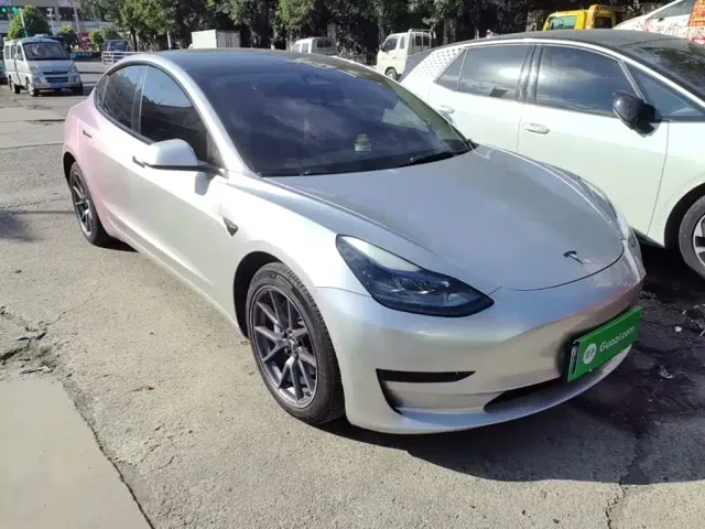 Tesla Model 3 — Фото автомобиля 3