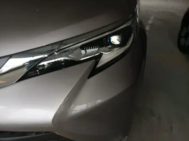 Toyota Sienna — Фото автомобиля 23