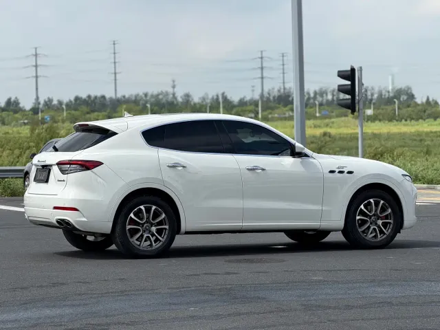 Maserati Levante — Фото автомобиля 8
