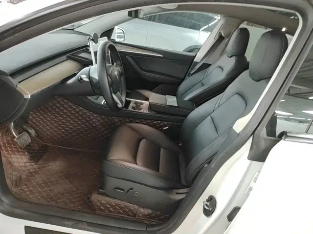 Tesla Model Y — Фото автомобиля 14