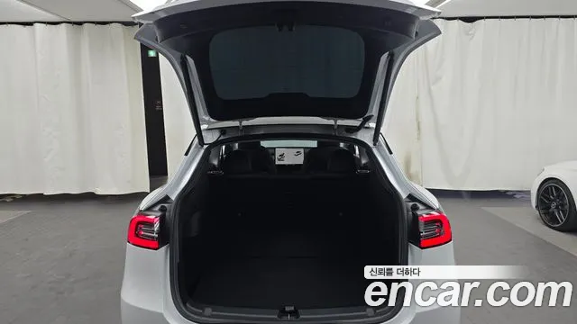 Tesla Model Y — Фото автомобиля 14