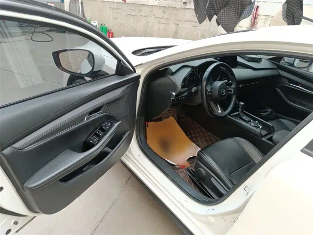 Mazda Axela — Фото автомобиля 11
