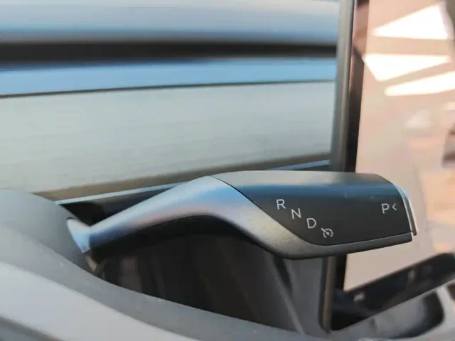 Tesla Model Y — Фото автомобиля 13