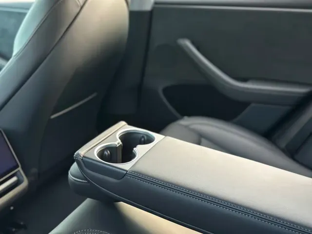 Tesla Model 3 — Фото автомобиля 12