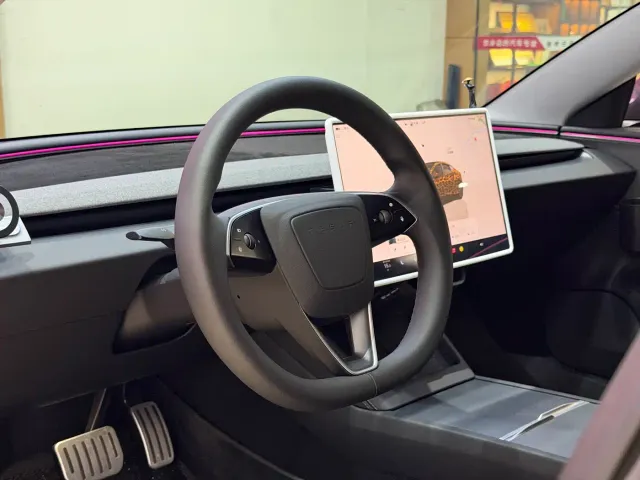Tesla Model 3 — Фото автомобиля 10