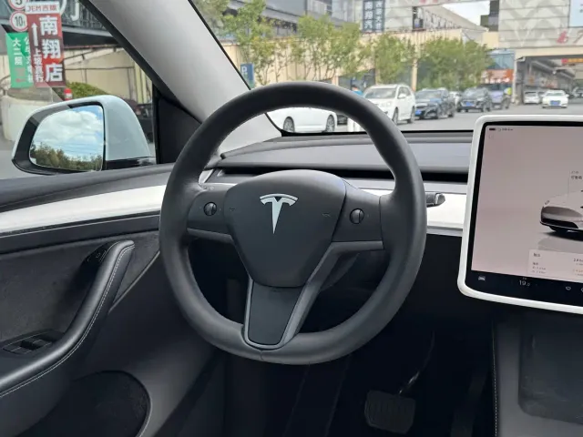 Tesla Model Y — Фото автомобиля 7