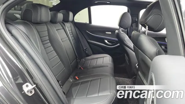Mercedes-Benz E-Class — Фото автомобиля 12