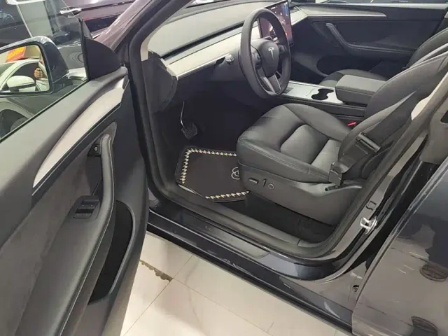 Tesla Model Y — Фото автомобиля 15