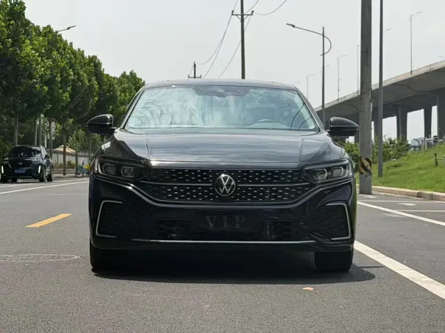 Volkswagen Passat — Фото автомобиля 2