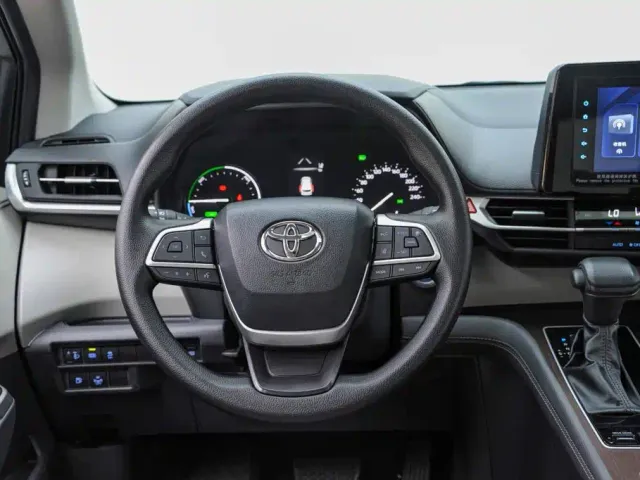Toyota Sienna — Фото автомобиля 11
