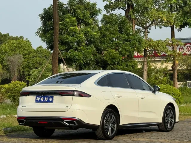 Geely Emgrand — Фото автомобиля 6