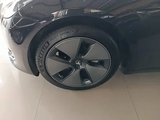Tesla Model 3 — Фото автомобиля 22