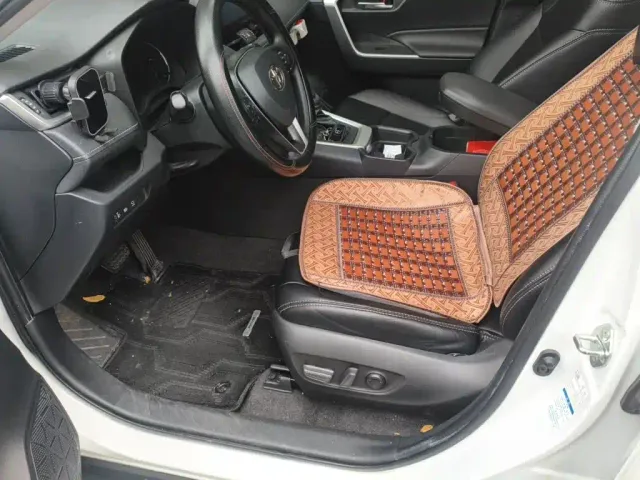 Toyota RAV4 — Фото автомобиля 11