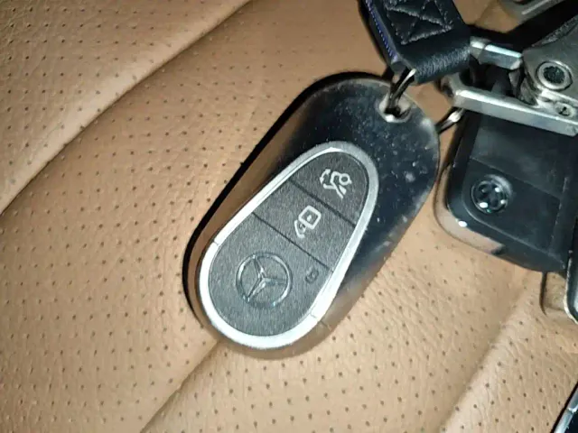 Mercedes-Benz E-Class — Фото автомобиля 16