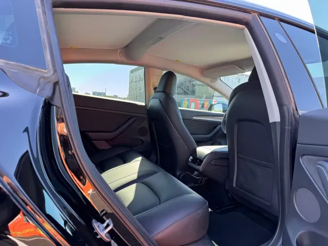 Tesla Model 3 — Фото автомобиля 17